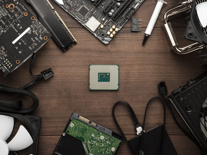 Os vários componentes de hardware dispostos ordenadamente em uma mesa antes da montagem do PC