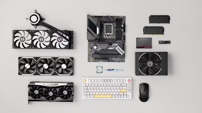 Componenti hardware di un computer disposti in ordine su un tavolo prima del montaggio