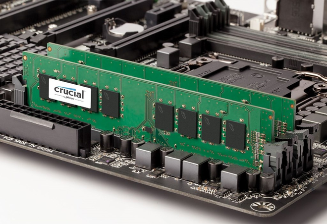 Moduli di memoria RAM inseriti negli slot della scheda madre con le levette agganciate
