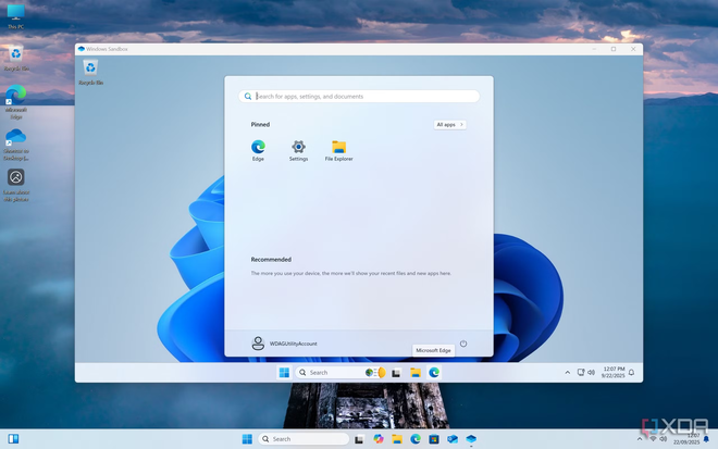 Finestra di Windows Sandbox con un desktop pulito di Windows 11 e il menu delle impostazioni aperto
