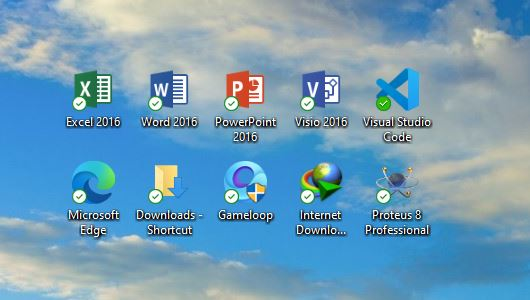 Icone sul desktop con i simboli di stato di OneDrive: spunta verde per i file disponibili sul PC, nuvola per quelli solo online