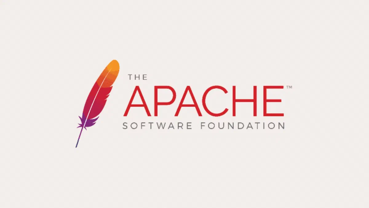 Terminale con i comandi di installazione di Apache accanto alla pagina di benvenuto del server