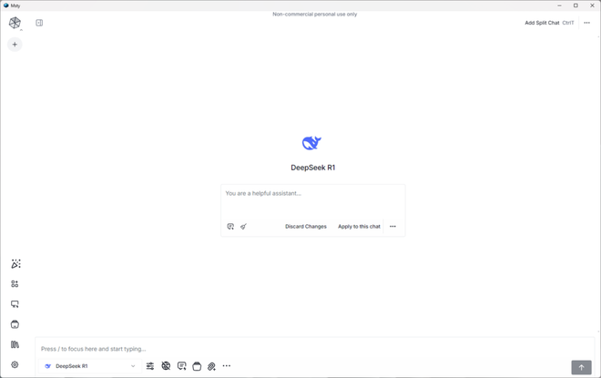 Interfaccia di chat di MSTY con opzioni per la selezione del modello IA e gestione degli stack di conoscenza