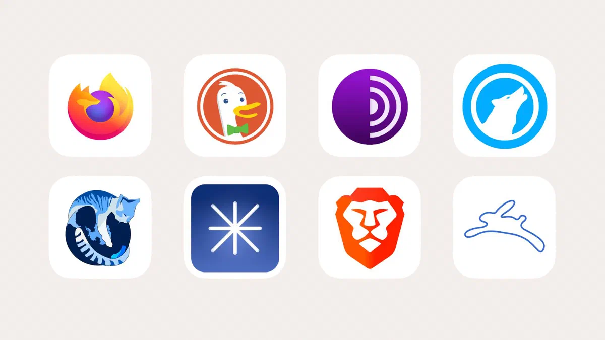 Schermo di un computer con diverse finestre di browser aperte affiancate