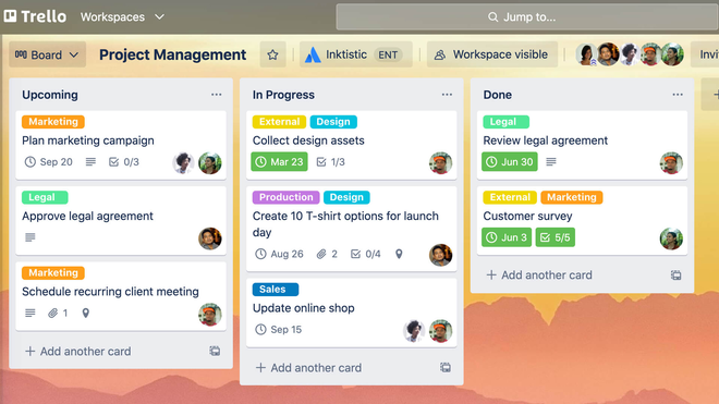 Bacheca di Trello con le liste affiancate, dal Backlog alla revisione, e le schede colorate con etichette e membri