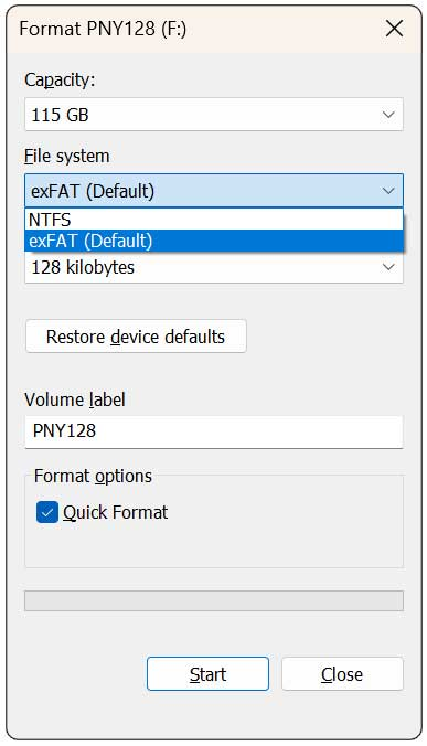 Finestra Formatta di Windows con il menu File system aperto su NTFS ed exFAT