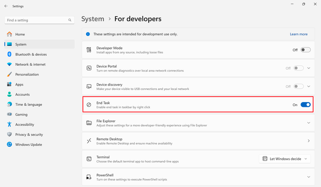 Screenshot delle impostazioni di Windows 11 che mostra come attivare l’opzione Termina Attività nella sezione per sviluppatori