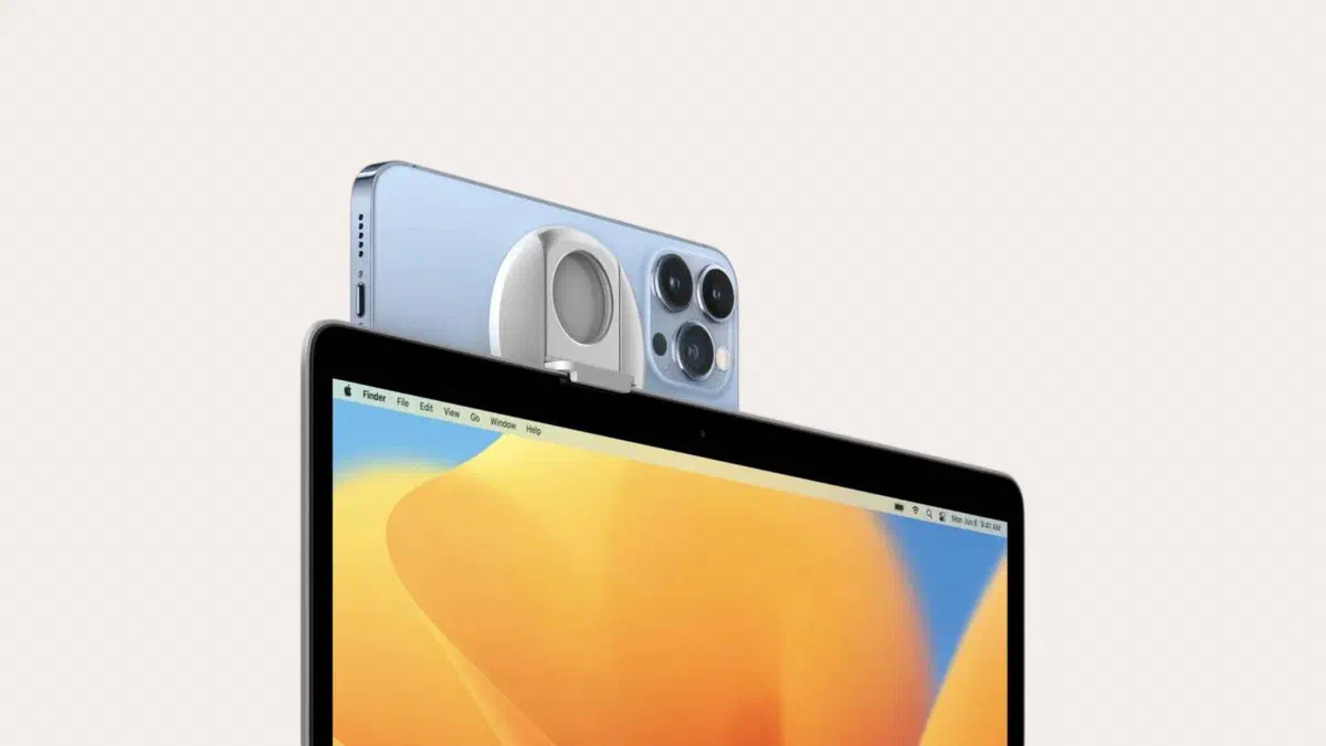 Smartphone fissato sopra il monitor di un computer e usato come webcam durante una videochiamata