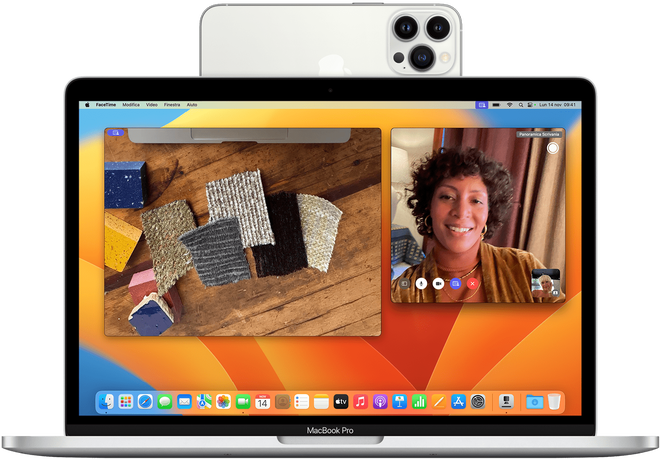iPhone agganciato al bordo di un monitor mentre inquadra chi è seduto davanti al Mac
